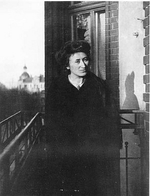 Balkon Cranachstraße 58, ca. 1910 Rosa Luxemburg auf dem Balkon in der Cranachstr. 58, ca. 1910