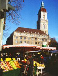 Rathaus Friedenau mit Wochenmarkt